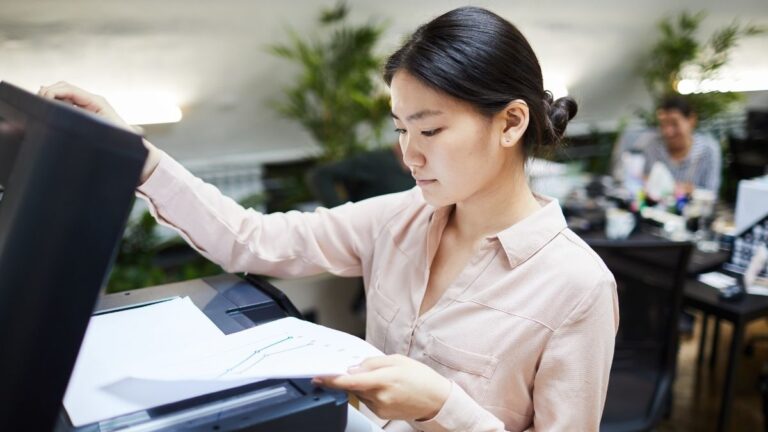 pessoa configurando a impressora