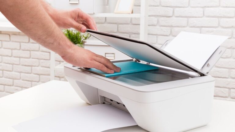 mão da pessoa tirando xerox na impressora