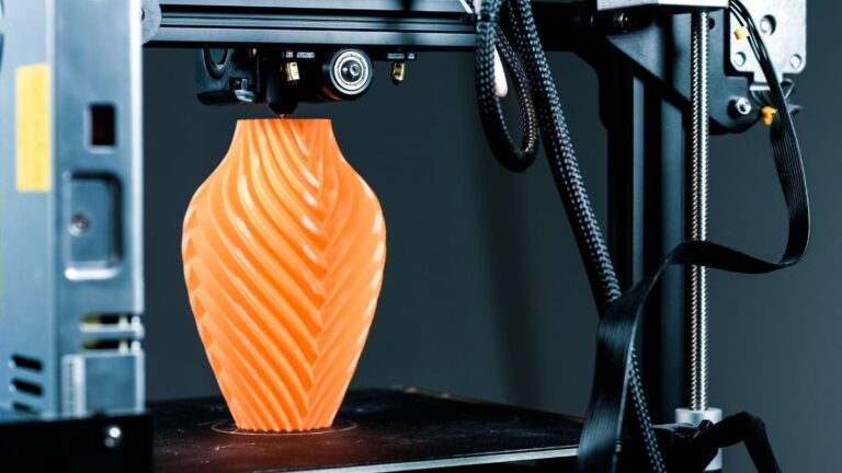 impressora 3d imprimindo um vaso laranja