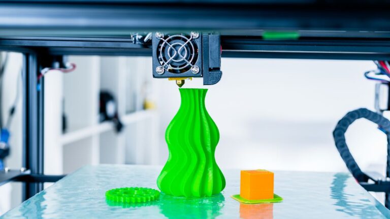 impressora 3d imprimindo um jarro verde