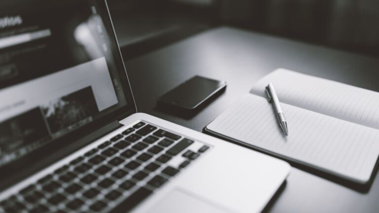 notebook em rede sem fio no escritorio