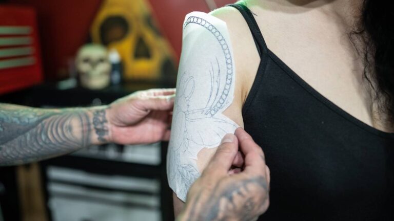 decalque de tatuagem no braço da mulher