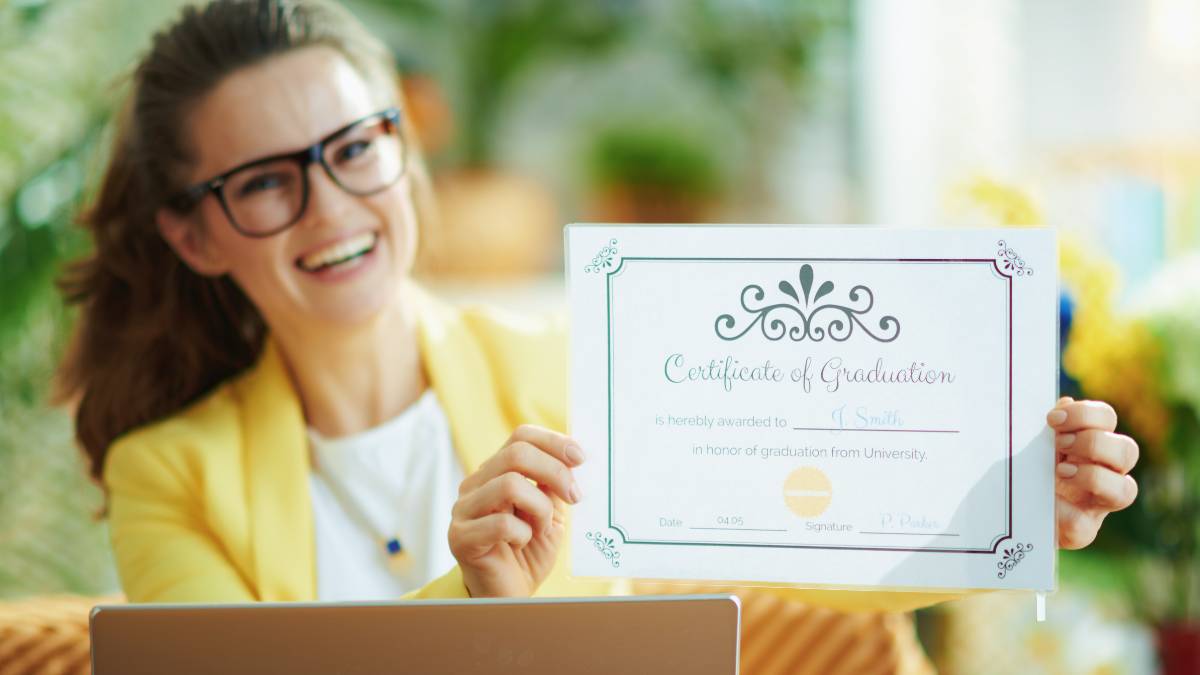 mulher segurando papel certificado